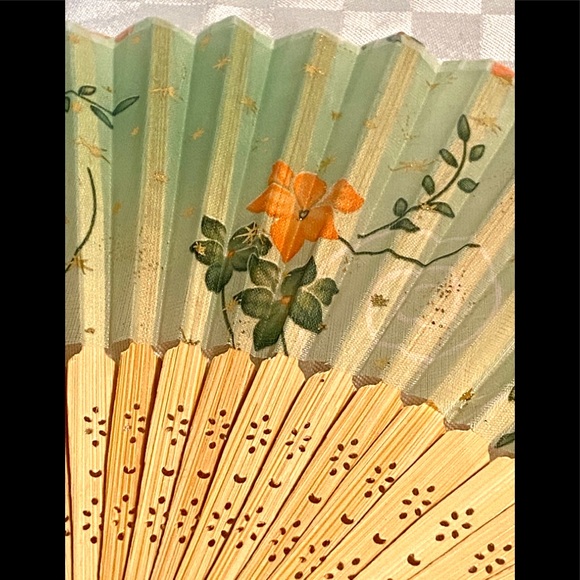 Japanese fan with 10 Bamboo Geisha chopsticks. - Picture 7 of 7